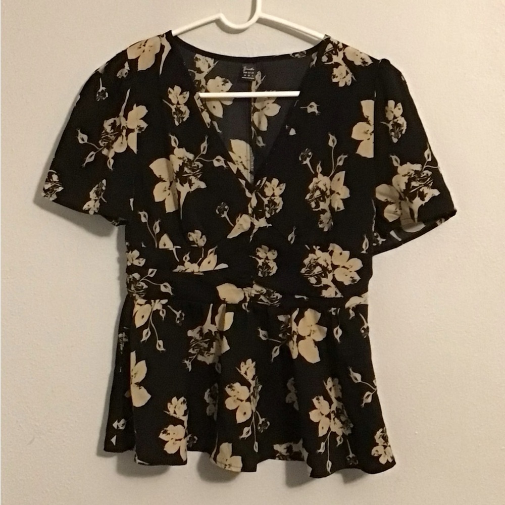 Greathe Woman’s Black & Tan Floral Print Blouse. Size Medium.